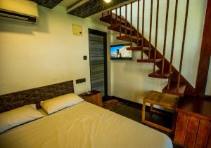 Katil atau katil-katil dalam bilik di JC Den Private Villas Kochi by VOYE HOMES