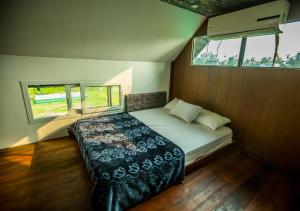 Katil atau katil-katil dalam bilik di JC Den Private Villas Kochi by VOYE HOMES