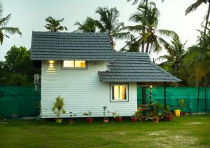 Taman di luar JC Den Private Villas Kochi by VOYE HOMES