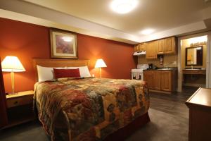 Llit o llits en una habitació de Sahara Suites
