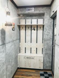 een kamer met een houten deur in een muur bij Квартира с авторским дизайном in Karagandy