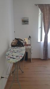 Habitación con mesa, silla y escritorio. en Apartment Ana, en Split