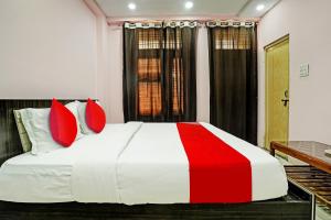 Tempat tidur dalam kamar di OYO Flagship Hotel Pravas