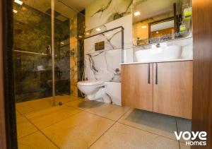 Bilik mandi di JC Den Private Villas Kochi by VOYE HOMES