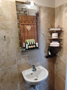 bagno con lavandino e specchio di Erymanthos country home a Kalavrita