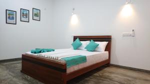 1 dormitorio con 1 cama con almohadas verdes y blancas en Green View Weligama en Weligama