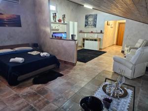 Pozzolo FormigaroにあるHOTEL BIJOUXのベッドルーム1室(ベッド1台付)、リビングルームが備わります。