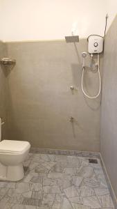 La salle de bains est pourvue d'une douche et de toilettes. dans l'établissement Green View Weligama, à Weligama