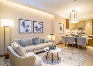 - un salon avec un canapé et une table dans l'établissement Vacay Lettings Luxury Living Address Opera Downtown, à Dubaï
