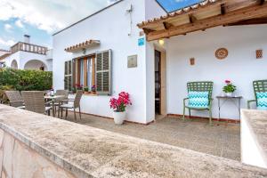 a patio with chairs and a table in a house at Casa La Palmera in Cala Figuera