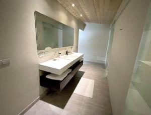 Ένα μπάνιο στο Stunning Waterfront Suite, Antigua English Harbour +12 φωτογραφίες