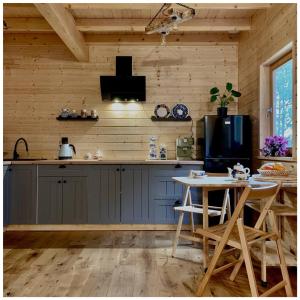 Kuchyň nebo kuchyňský kout v ubytování Drewniany dom na skraju lasu U Pana Szeptuna