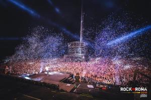 una multitud de personas viendo un concierto por la noche en [ROME 15min]Modern Accommodation, Airport,Station,LinkHouseCiampino en Ciampino
