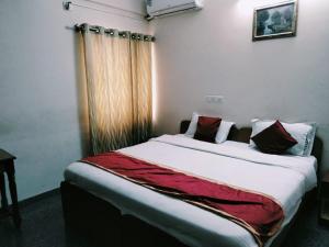 een groot bed in een kamer met een raam bij Urban Express G Grand in Bangalore