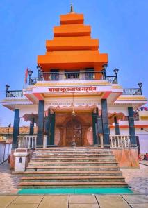 ein großes Gebäude mit einer Treppe davor in der Unterkunft Janakpurdham Homestay in Janakpur