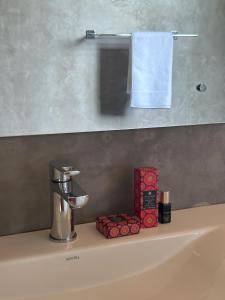 希卡杜瓦的住宿－Bokka Almeida，浴室水槽配有水龙头和毛巾