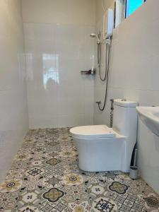 ein Bad mit einem WC und einer Dusche in der Unterkunft Sand Castle Villa - Classic Beachfont Luxury 