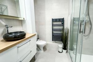 a bathroom with a sink and a glass shower at Appart sérénité au Pont de Joinville, Paris in Joinville-le-Pont