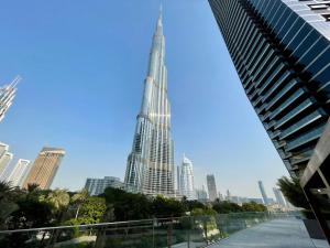 een uitzicht op de burj khalifa vanuit de stad bij Vacay Lettings Luxury Living Address Opera Downtown in Dubai