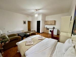 Giường trong phòng chung tại Family Hotel