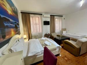 Giường trong phòng chung tại Family Hotel