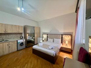 Giường trong phòng chung tại Family Hotel