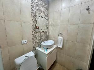 Phòng tắm tại Family Hotel