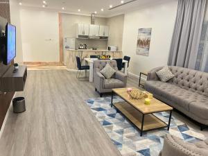 ein Wohnzimmer mit Sofa und Tisch in der Unterkunft فندق كارم in Raḩīmah