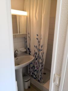a bathroom with a sink and a shower curtain at Studio calme à Giens , 2 pas du port et des plages in Hyères