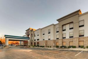 un aparcamiento vacío frente a un edificio en Hampton Inn & Suites St. Louis - Edwardsville en Glen Carbon