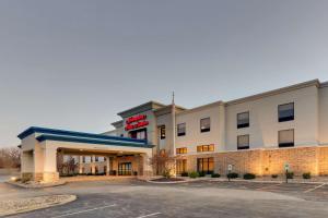un hotel con una gasolinera en un aparcamiento en Hampton Inn & Suites St. Louis - Edwardsville en Glen Carbon