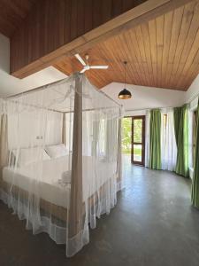 um quarto com uma cama e uma rede mosquiteira em Bokka Almeida em Hikkaduwa