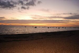 - un groupe de bateaux dans l'eau au coucher du soleil dans l'établissement Victoria House Near Beach With Free Parking, à Southend-on-Sea