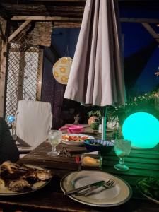einen Tisch mit Teller mit Lebensmitteln und einem Regenschirm in der Unterkunft Atico Soleado in Esplugues de Llobregat