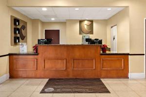 una hall con bancone reception in ospedale di Comfort Inn New Orleans Airport South a Saint Rose