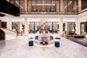 科威特Waldorf Astoria Kuwait的带有摩天轮的酒店大厅 更多37张照片