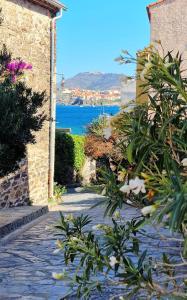 une passerelle en pierre avec vue sur l'océan dans l'établissement 6CHK4 Villa 6 personnes dans résidence, à Collioure