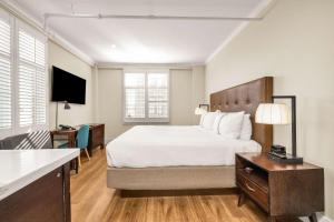 佩塔卢马Hotel Petaluma, Tapestry Collection by Hilton的配有床和书桌的酒店房间