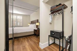 Hotel Petaluma, Tapestry Collection by Hilton客房内的一张或多张床位