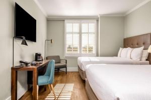 Hotel Petaluma, Tapestry Collection by Hilton的电视和/或娱乐中心