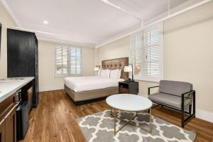 佩塔卢马Hotel Petaluma, Tapestry Collection by Hilton的一间卧室，里面有一张床、一张桌子和一把椅子