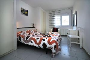 um quarto com um edredão de estampas de vaca numa cama em Primera Linea con wifi y parking em Sant Antoni de Calonge