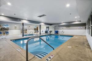 a large swimming pool in a building at Country Inn & Suites by Radisson, Chicago O Hare Airport in Bensenville