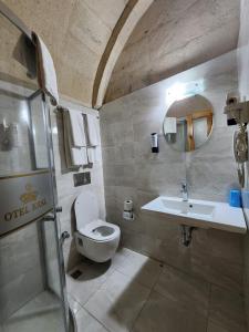 Hotel Kral Boutique في أوروغوب: حمام مع مرحاض ومغسلة
