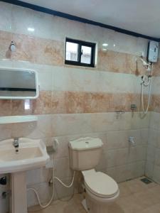 ein Bad mit einem WC und einem Waschbecken in der Unterkunft Yes Beach House in Mirissa