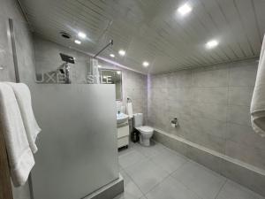 Phòng tắm tại Family Hotel