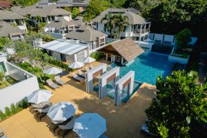 einen Luftblick auf eine Villa mit einem Pool in der Unterkunft Bhu Nga Thani Resort & Villas Railay in Railay Beach