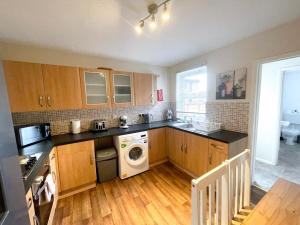 a kitchen with a washer and a washing machine at Sittingbourne Terrace in Sittingbourne