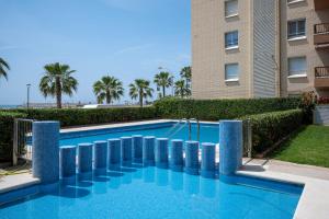 トラダンバーラにあるAT108 Comunidad con piscina en primera línea de la playaの建物の前のプール