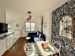 a living room with a couch and a table at Les appartements d'Ostende in Calais